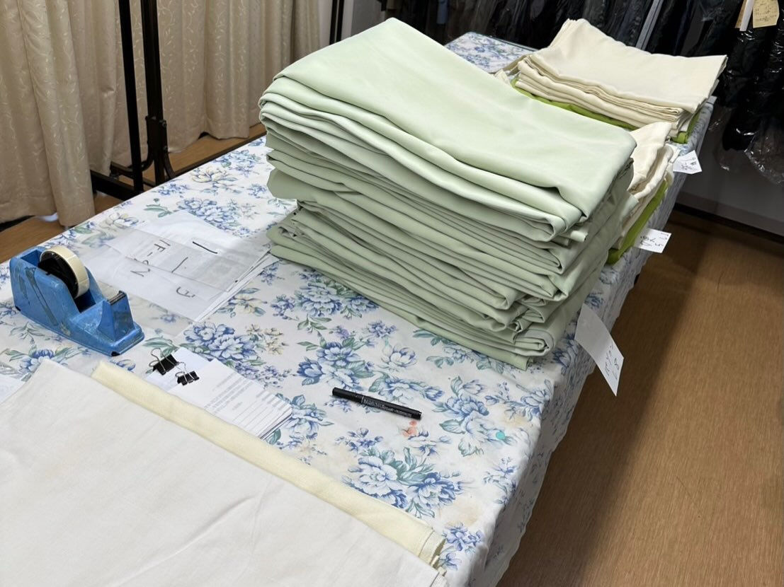 今年もたくさんの学校から、カーテンや保健室のお布団クリーニン