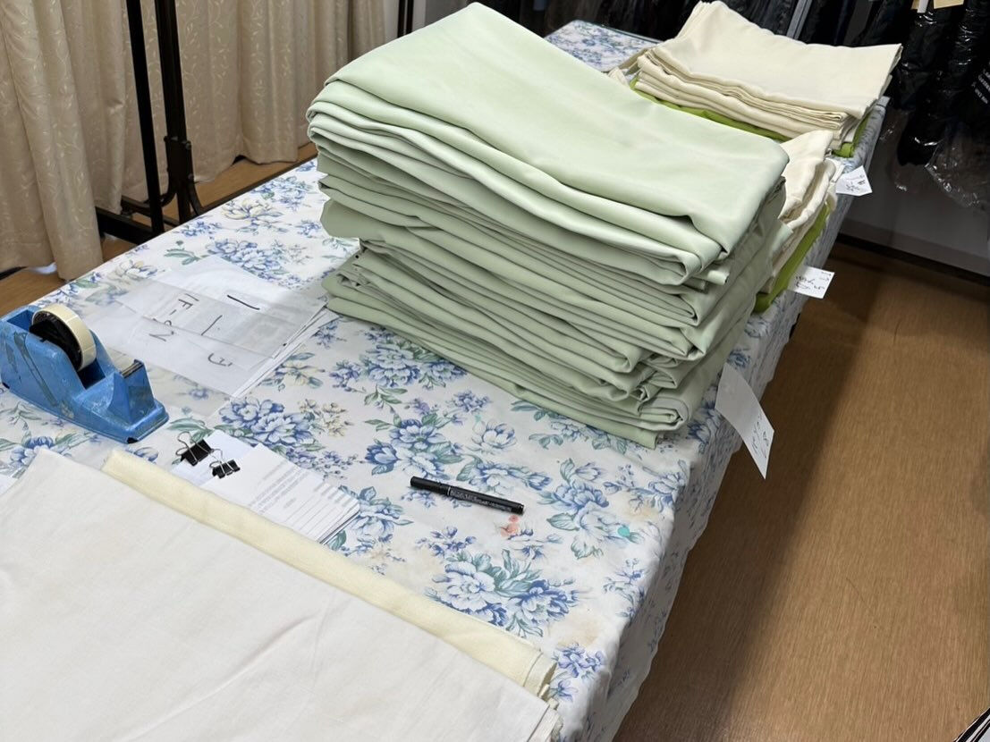 今年もたくさんの学校から、カーテンや保健室のお布団クリーニン